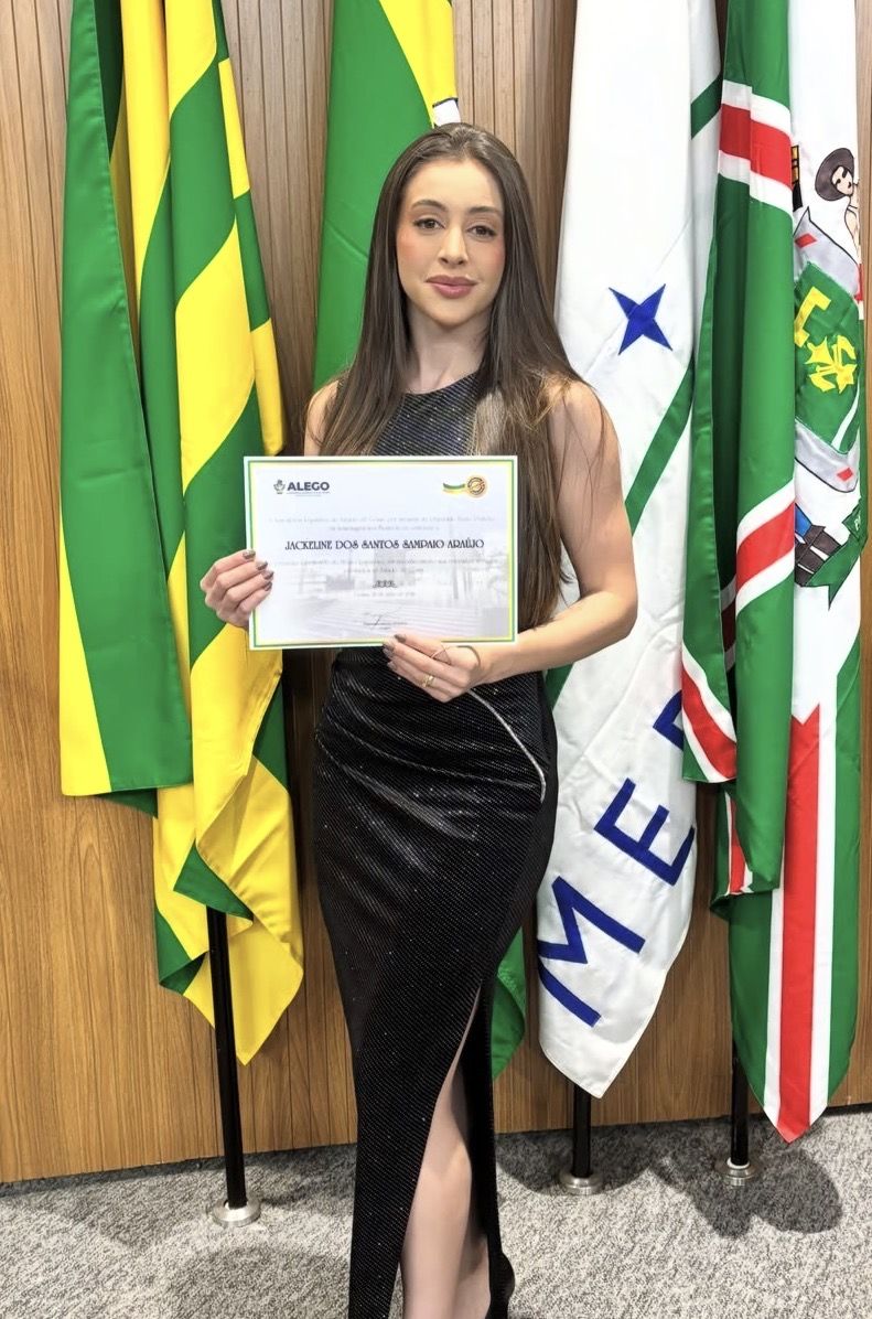 Dra. Jackeline Sampaio recebendo o certificado de Mérito Legislativo